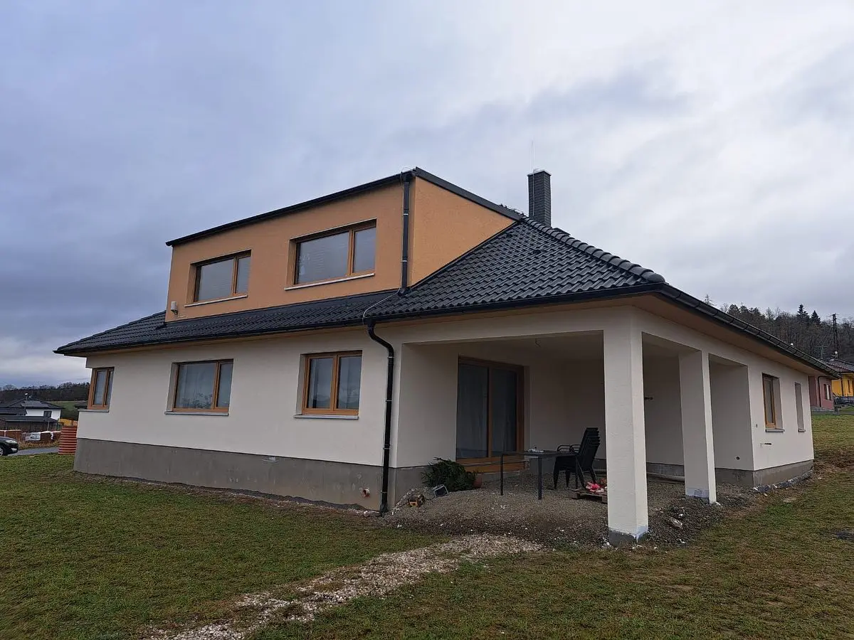 Dokončený dvoupodlažní rodinný dům s krytou terasou